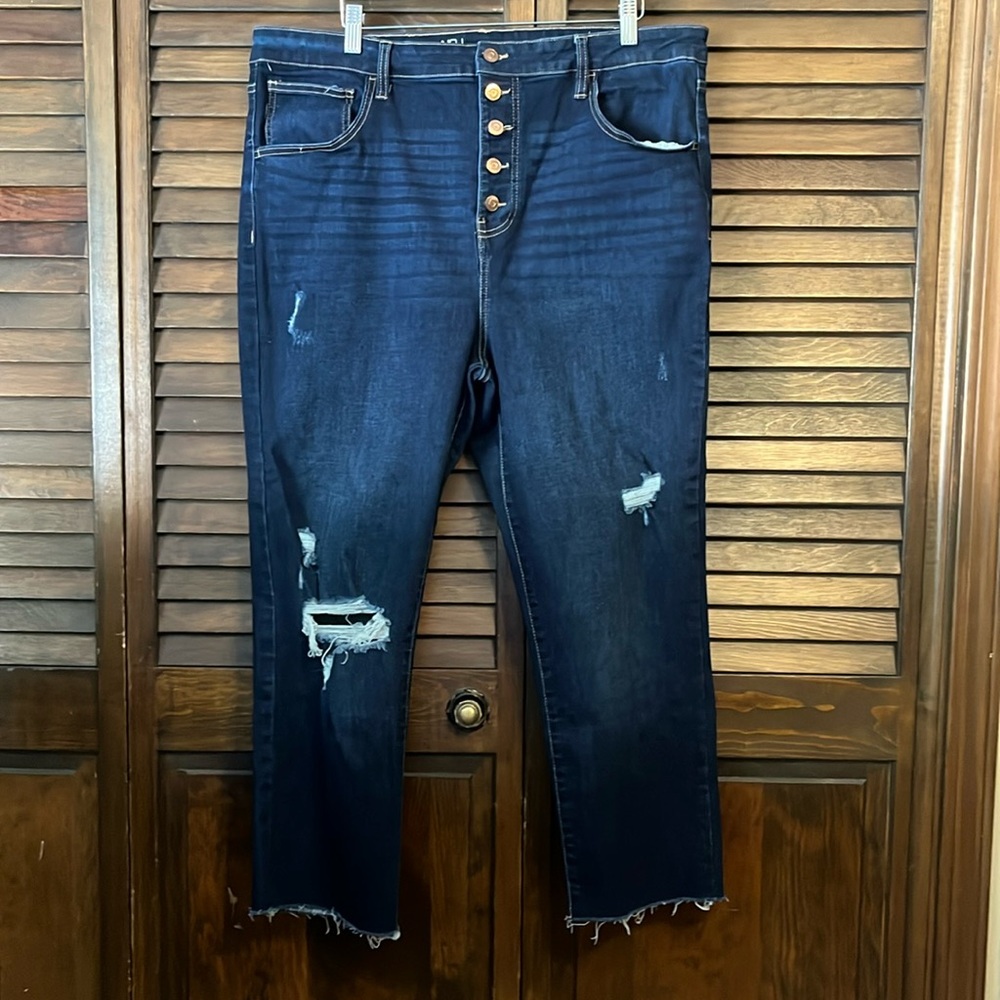 Women’s Jeans. No Boundaries. Size 17.